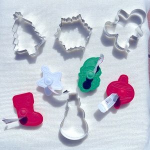 NWT - Bundle - Cookie Cutters / Stampers 🎄🎅🏼